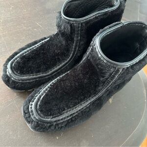 HEREU Luxurious Black Fur Booties (9)